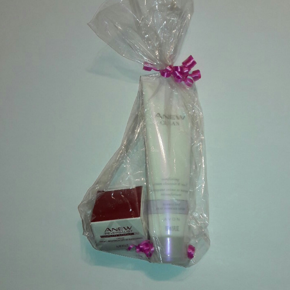 New Avon gift Reversalist cream spf 25 & cleanser
